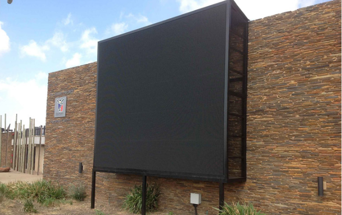 Screen with cooling system Screen with cooling system